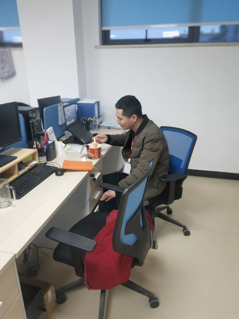 開發(fā)部張林海，在疫情爆發(fā)的時(shí)候毅然決然從新昌來到了上海，真正的逆行者，和上海的開發(fā)部同事一起共克時(shí)艱(1).jpg
